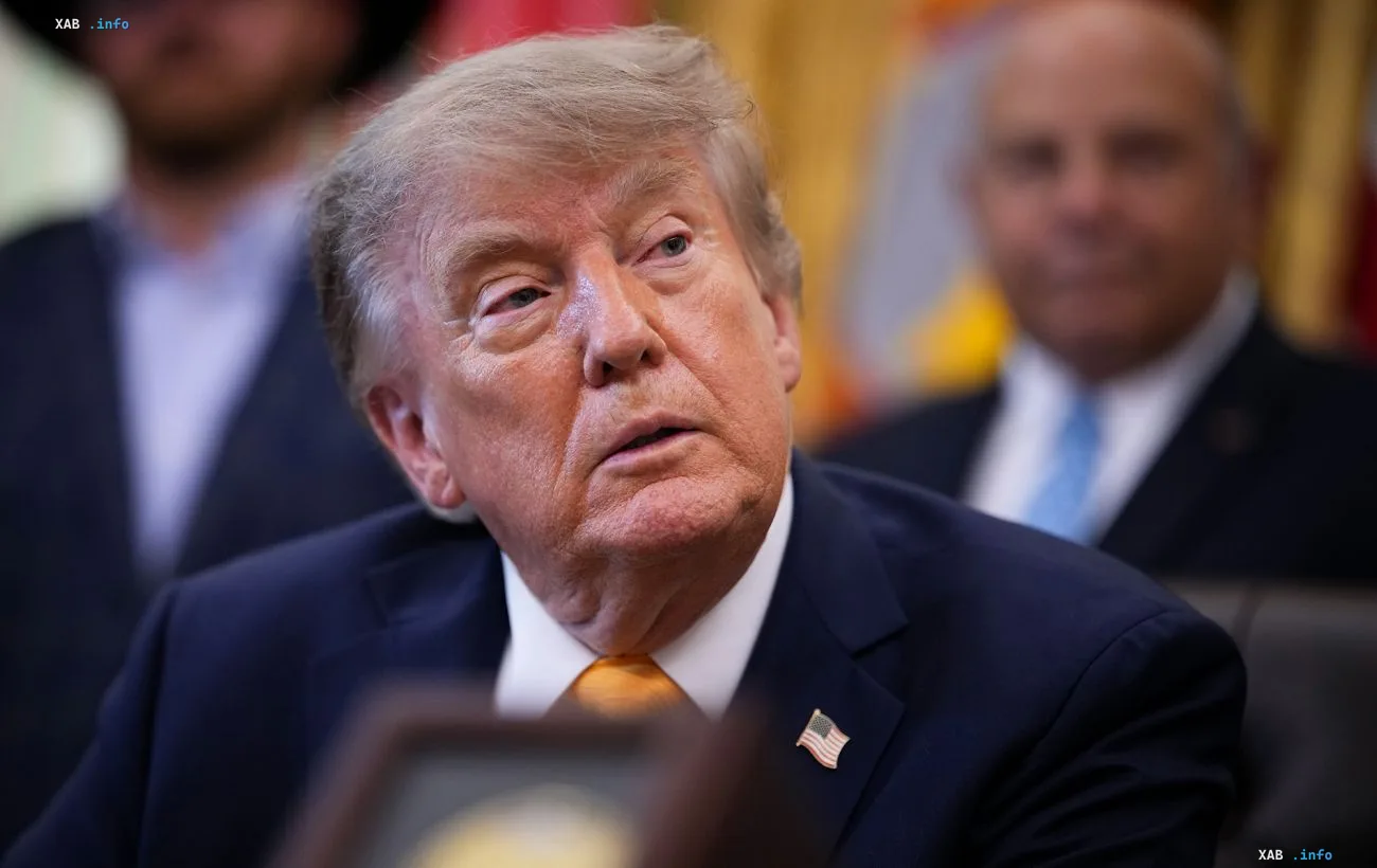 Президент США Дональд Трамп во время выступления на совещании