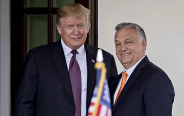 Дональд Трамп и Виктор Орбан во время официальной встречи на фоне американского флага
