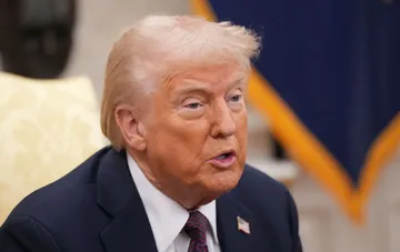 Портрет президента США Дональда Трампа во время выступления в Белом доме