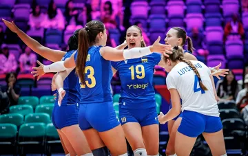 Ukrainische Volleyball-Frauenmannschaft jubelt emotional über einen Sieg in einer WM-Arena