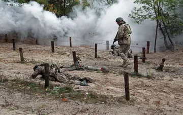 Военнослужащие Сил территориальной обороны Украины проходят тактическую подготовку на учебном полигоне в условиях дыма и заграждений