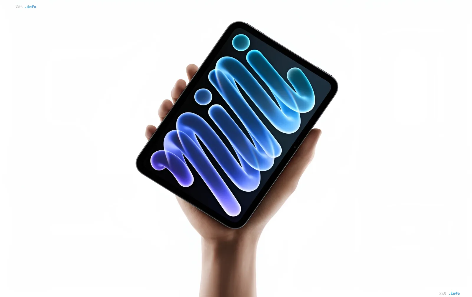 Рука тримає новий компактний планшет iPad mini з яскравим синім OLED-екраном