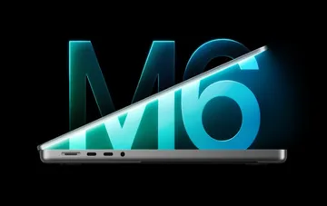 Новый ноутбук Apple MacBook Pro с чипом M6 с частично открытой крышкой на черном фоне