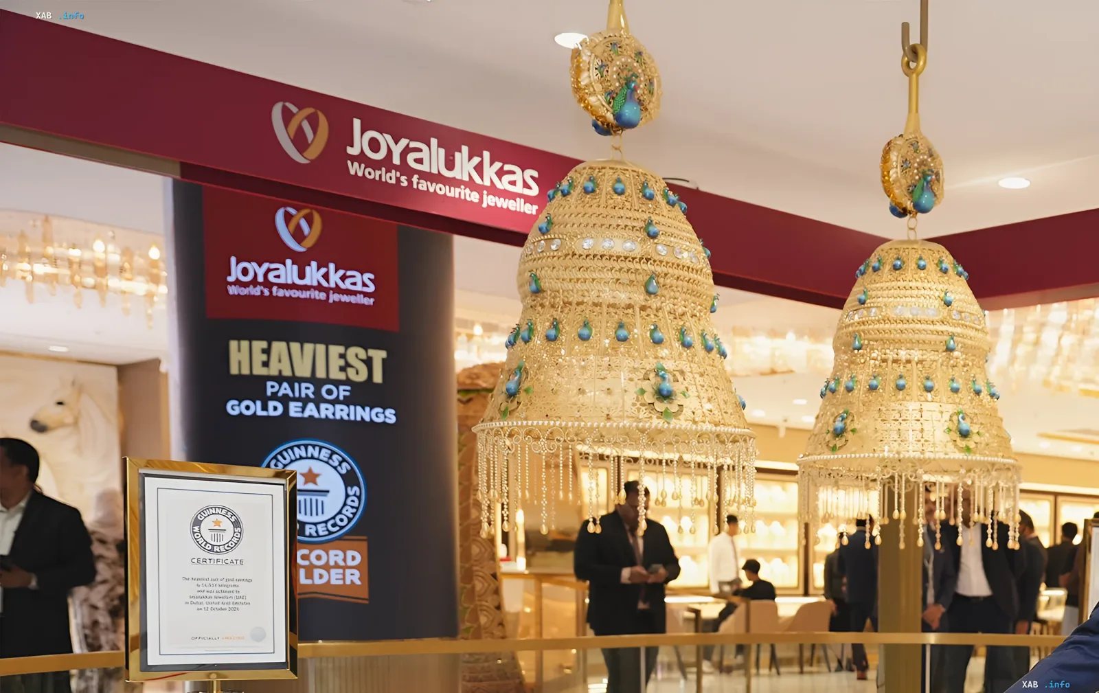 Массивные золотые серьги Mayura Sahasra, установившие рекорд Гиннесса, в витрине Jewel of Joy by Joyalukkas в Дубае