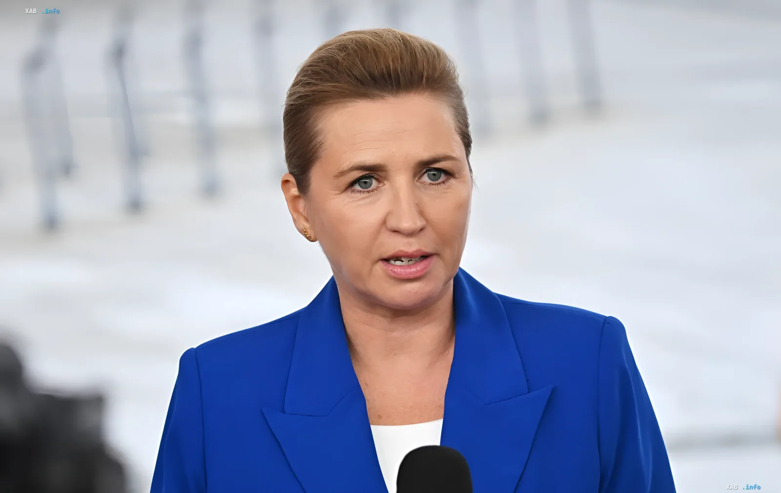 Dänemarks Ministerpräsidentin Mette Frederiksen im blauen Blazer bei einem Statement