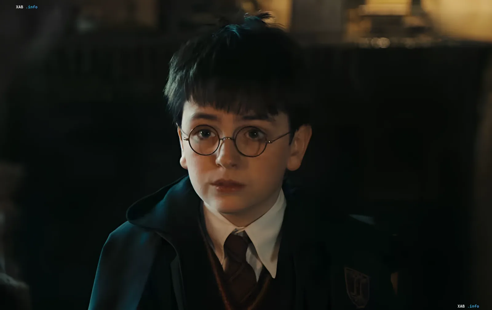 Юный актер в очках и мантии Хогвартса на съемках нового сериала о Гарри Поттере