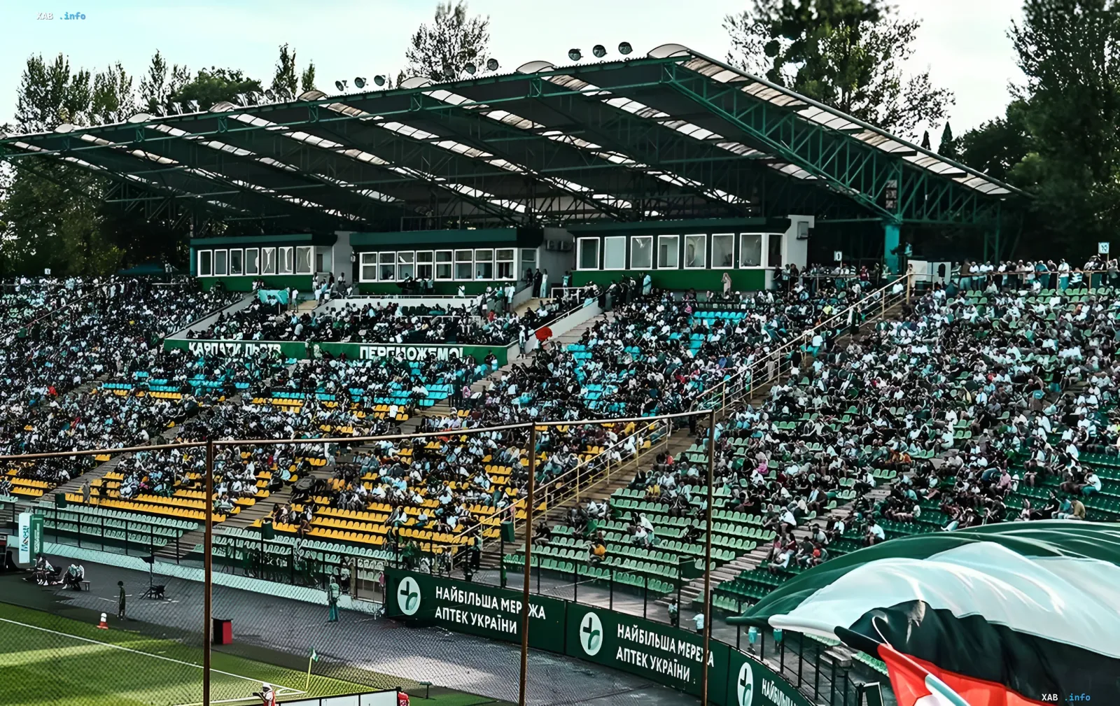 Gut gefüllte grün-weiße Ränge des Karpaty-Stadions während eines UPL-Fußballspiels