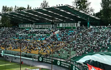 Gut gefüllte grün-weiße Ränge des Karpaty-Stadions während eines UPL-Fußballspiels