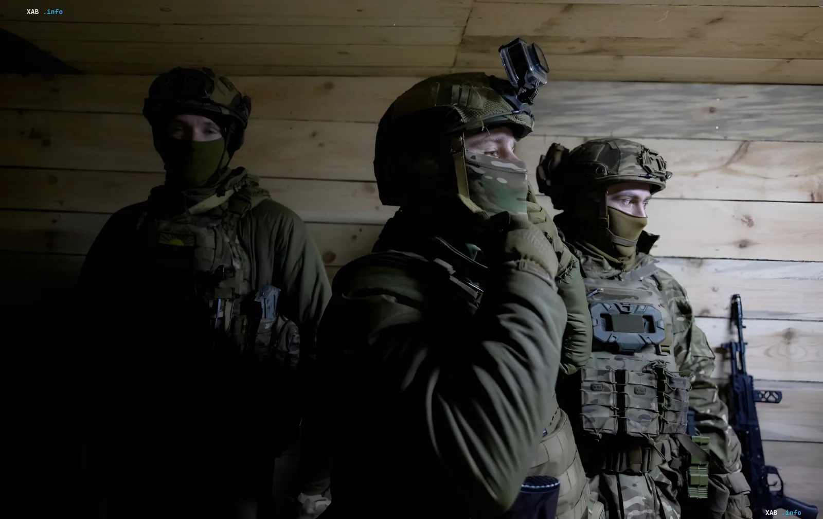 Ukrainische Soldaten in vollständiger Kampfausrüstung in einem befestigten Raum
