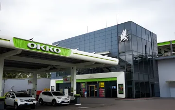 Современный автозаправочный комплекс сети ОККО с навесом и фирменным логотипом на здании