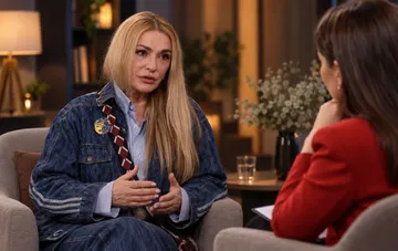 Die bekannte ukrainische Schauspielerin Olga Sumska während eines Studiointerviews in einer Jeansjacke