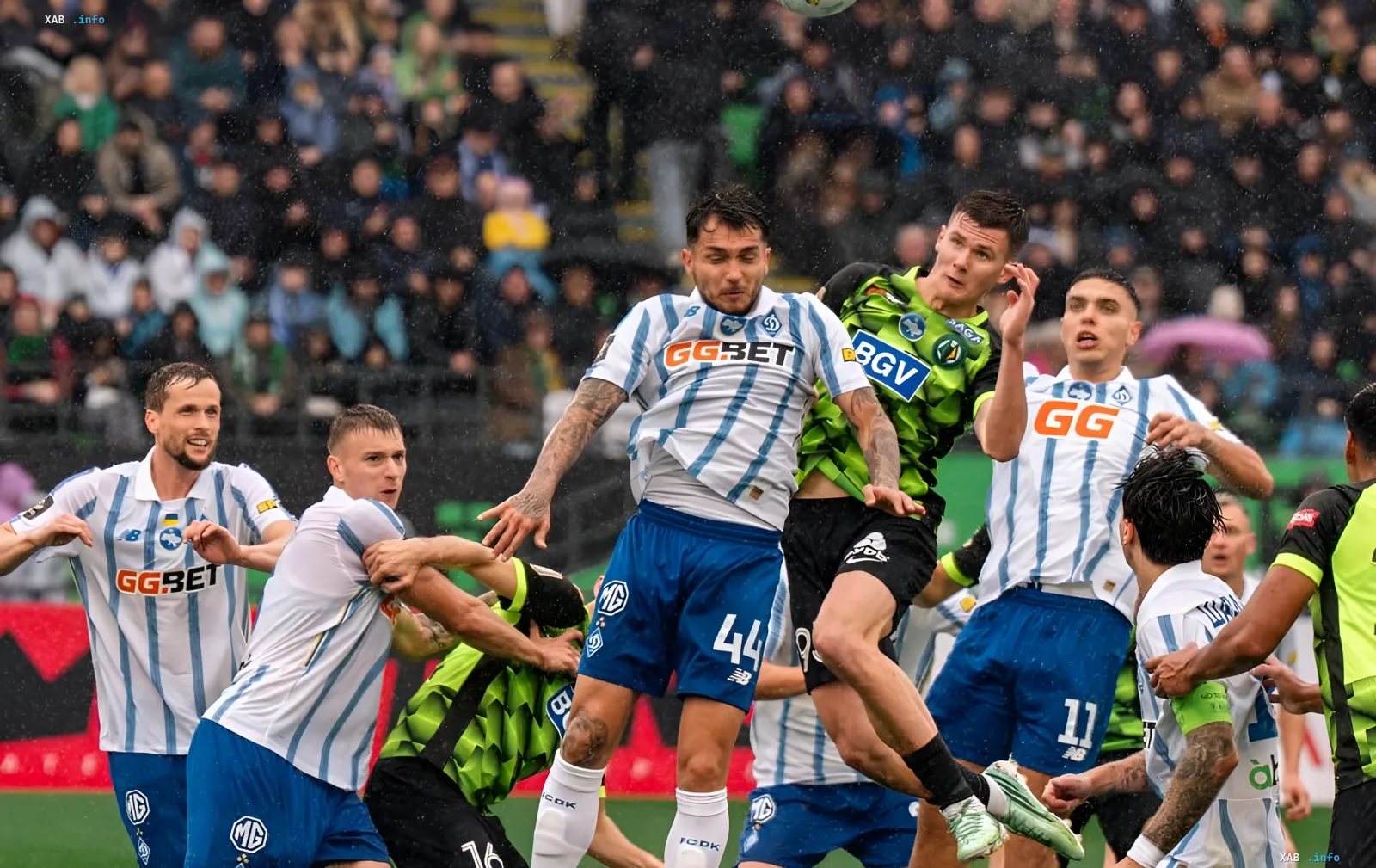 Fussballspieler im Zweikampf um den Ball waehrend eines spannenden Spiels der Ukrainischen Premier League im Regen