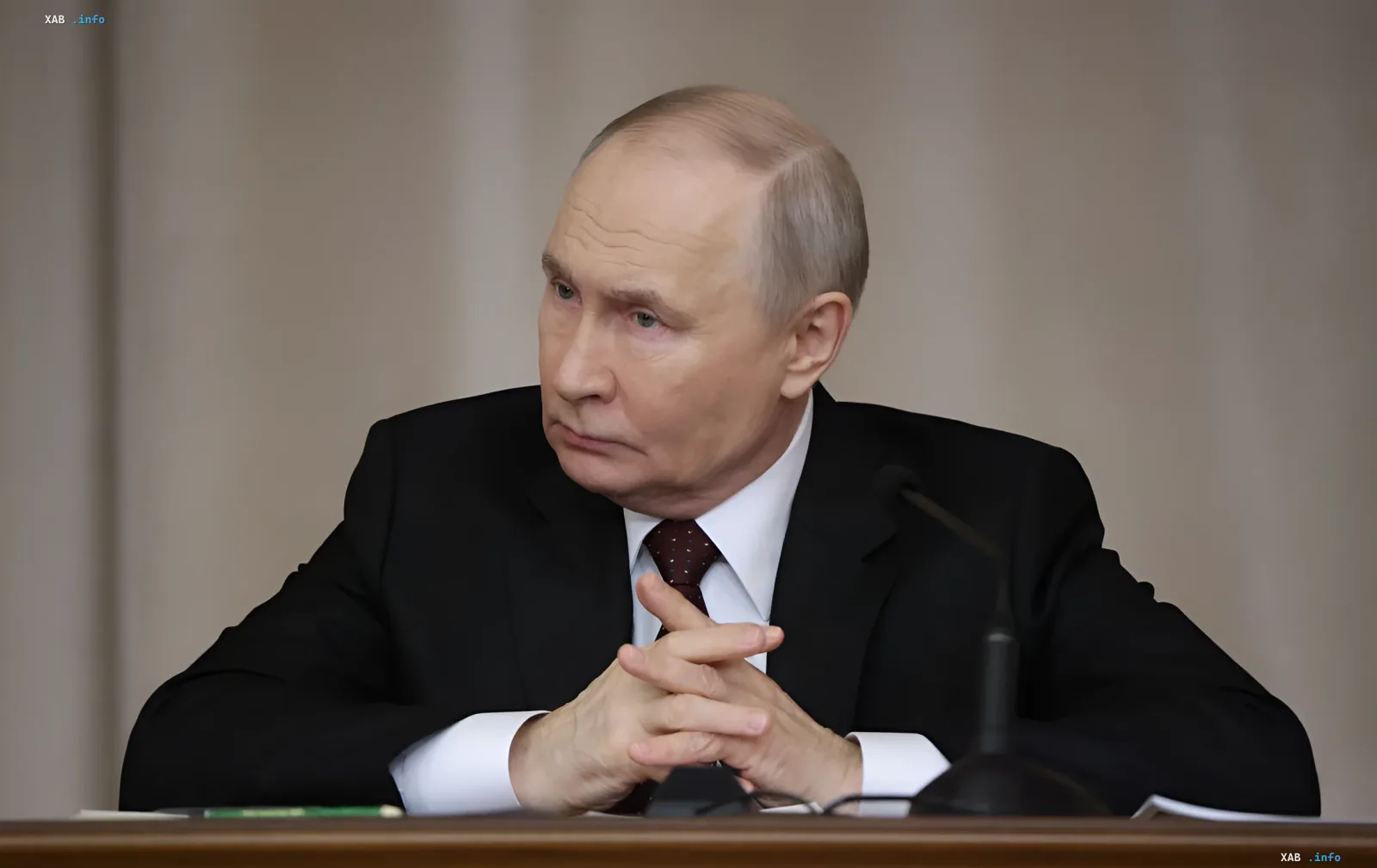 Der russische Präsident Wladimir Putin an einem Tisch während einer offiziellen Rede oder von Verhandlungen