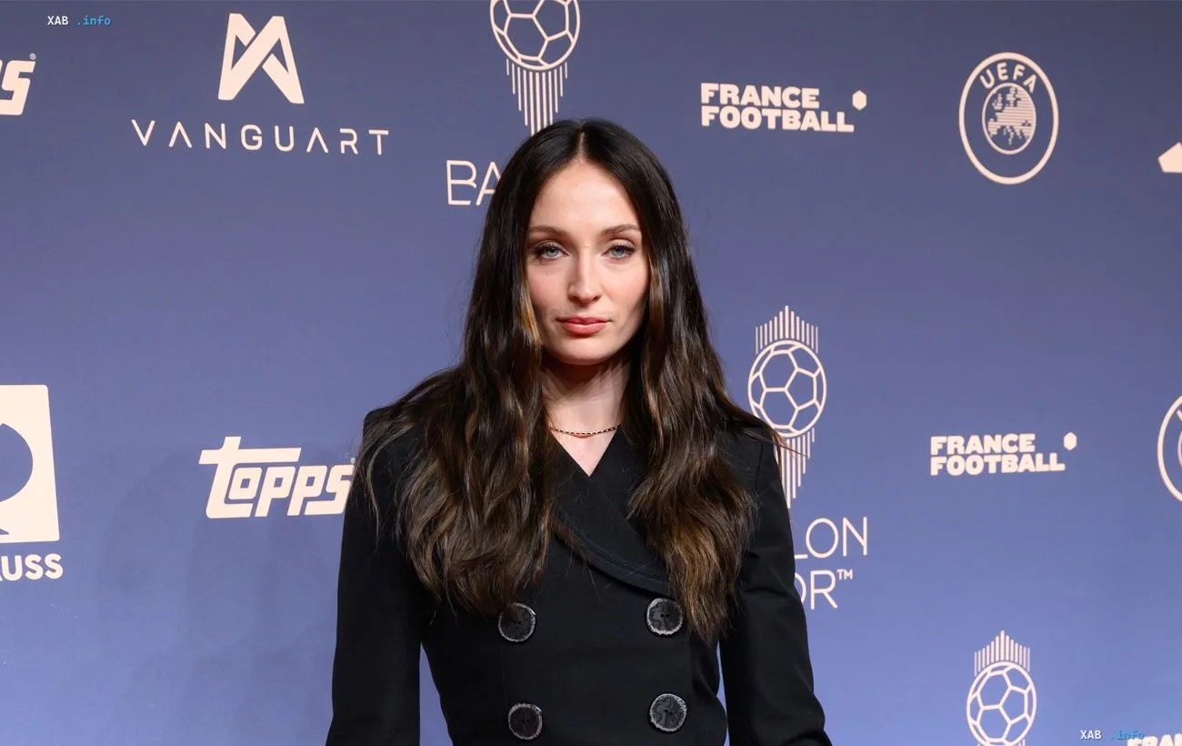 Sophie Turner at the Ballon d'Or ceremony with a new dark brown hair color