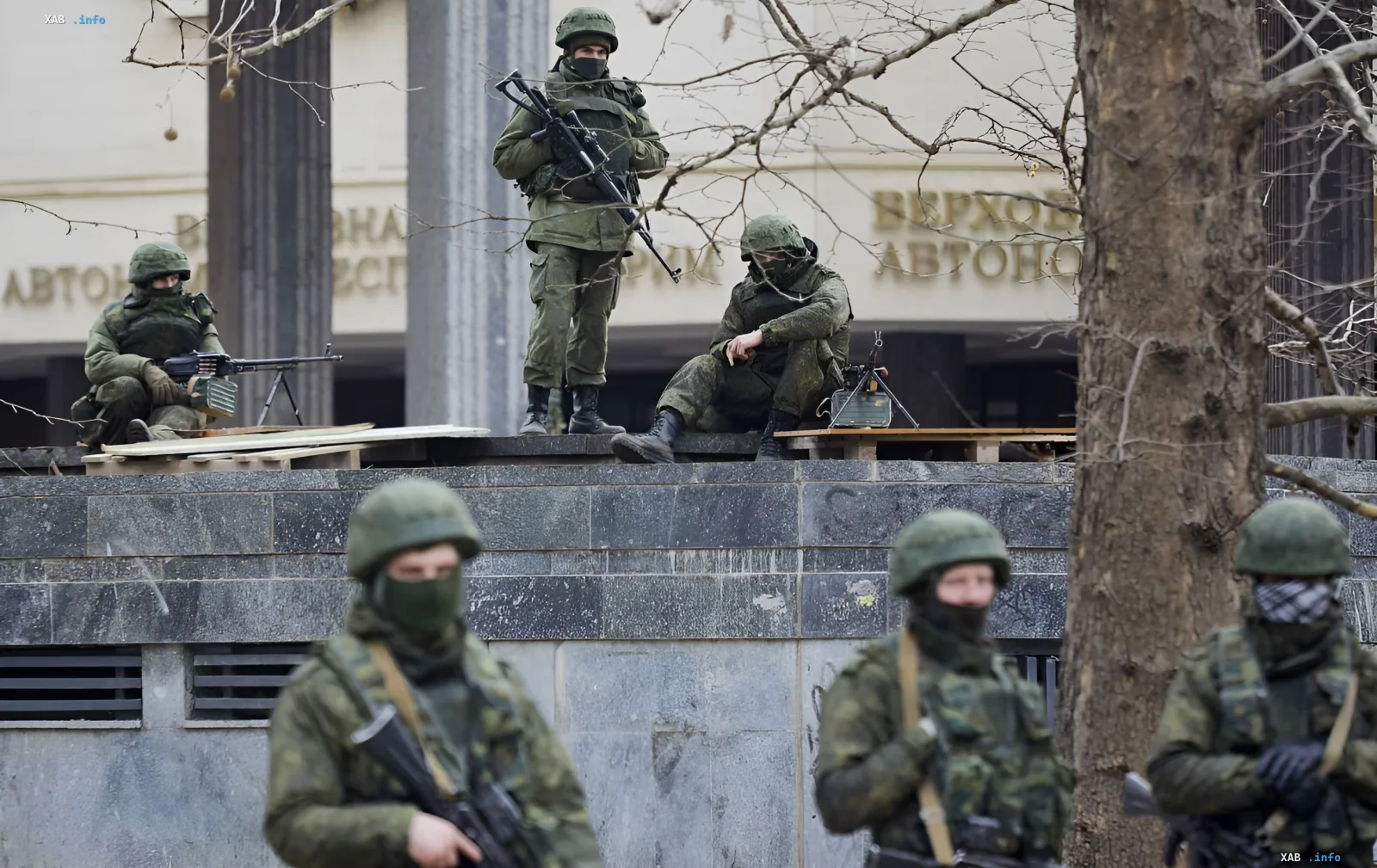Bewaffnete russische Militärs in Uniformen ohne Abzeichen auf Positionen auf der Krim im Jahr 2014