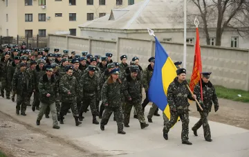 Ukrainische Soldaten marschieren 2014 mit Flaggen auf der Krim