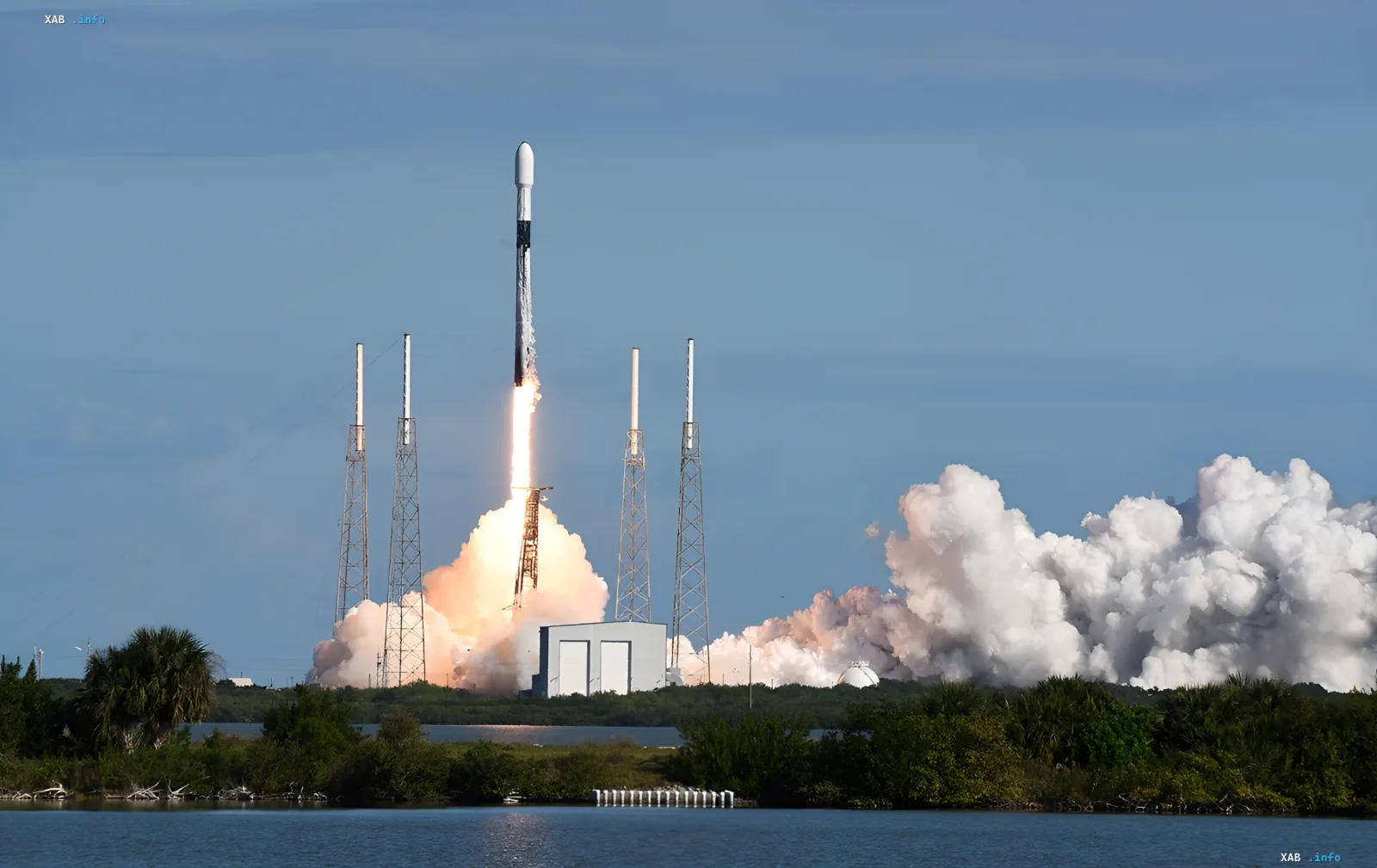 Ракета-носитель SpaceX стартует с космодрома в рамках миссии Transporter-18 для запуска спутника OBRIA NANO