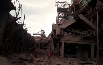 Zerstörte Werkhalle des Kombinats Kametstâl in Kamjanske nach einem Raketenangriff