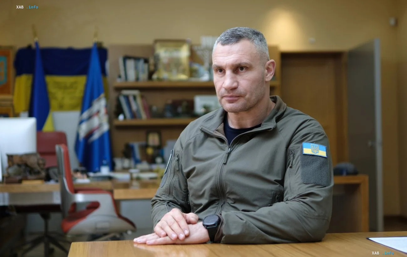 Kiews Burgermeister Witalij Klitschko in militarischer Tarnung vor dem Hintergrund der ukrainischen Flagge im Buro