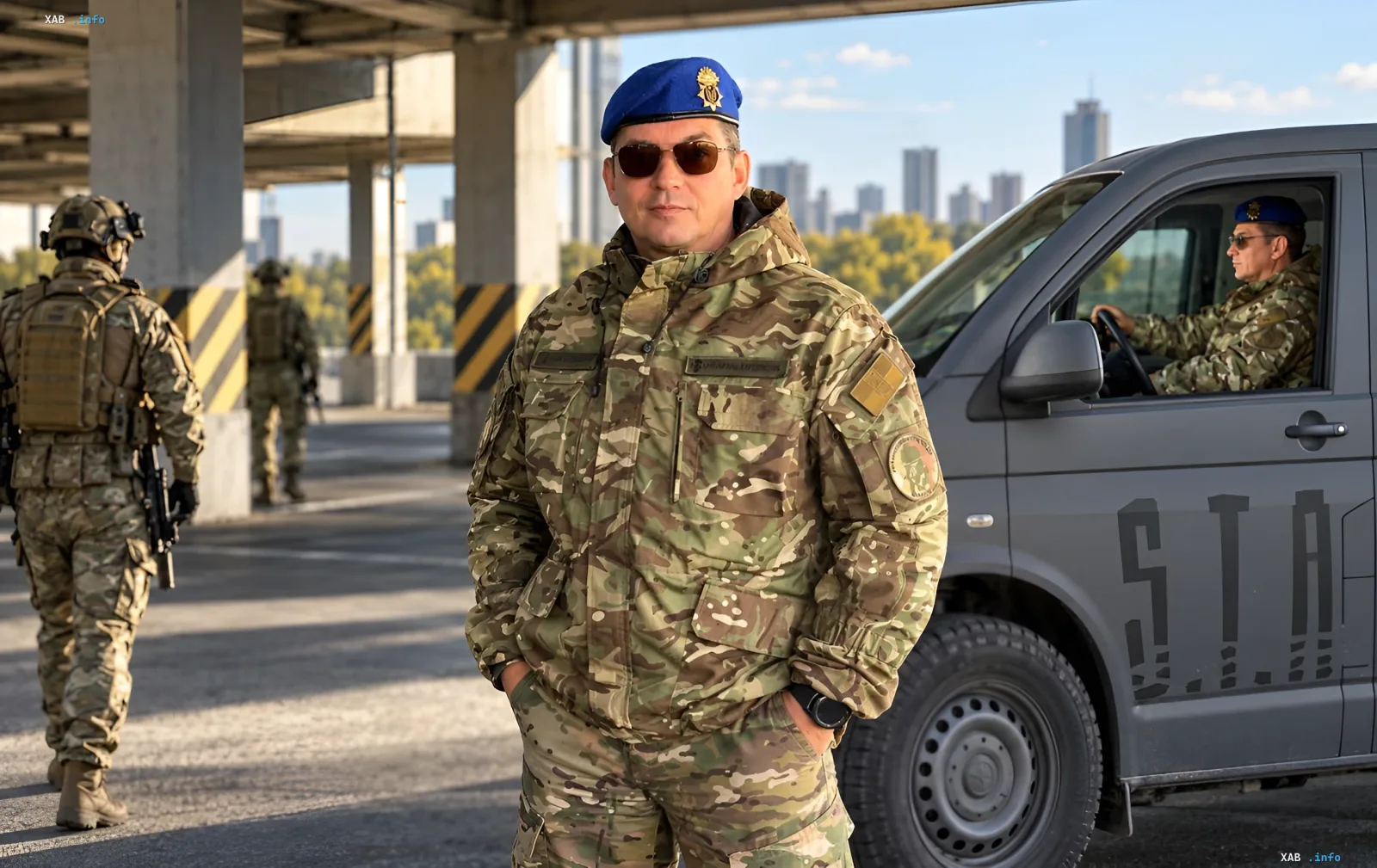 Военный в камуфляже и синем берете стоит на фоне серого микроавтобуса в городе