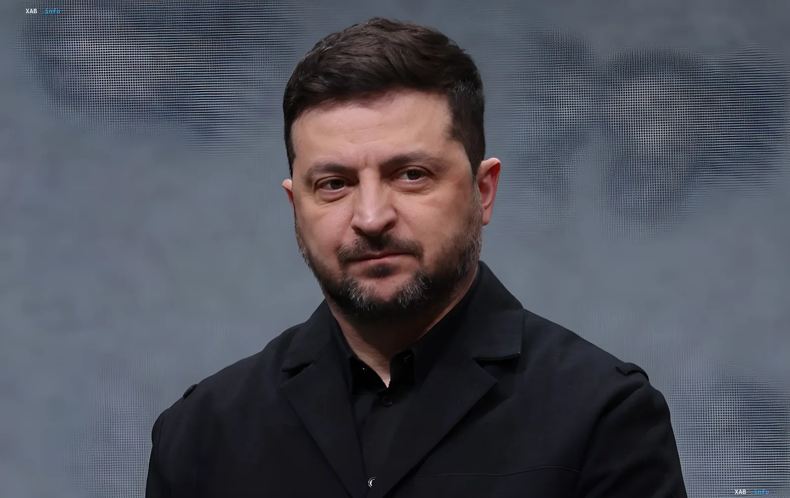 Der ukrainische Präsident Wolodymyr Selenskyj im dunklen Anzug bei einer offiziellen Rede