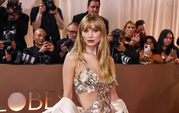 Актриса Дженнифер Лоуренс в элегантном прозрачном платье на красной дорожке перед камерами папарацци