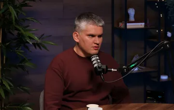 Militärexperte Iwan Kyrytschewskyj im Studio während einer Podcast-Aufnahme