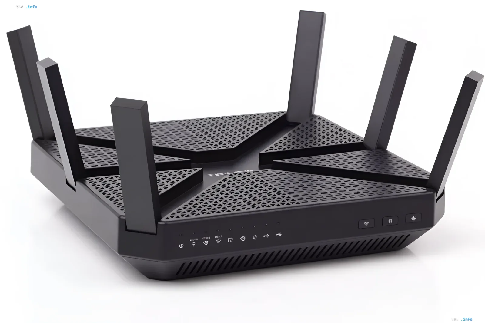 Черный современный маршрутизатор TP-Link с множеством антенн стоит на белом фоне