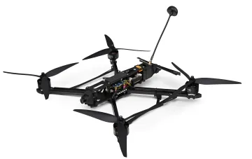 Черный гоночный FPV дрон квадрокоптер с карбоновой рамой и антенной на белом фоне