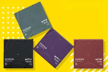 Чотири кольорові касети з магнітною стрічкою Fujifilm на яскравому жовтому тлі