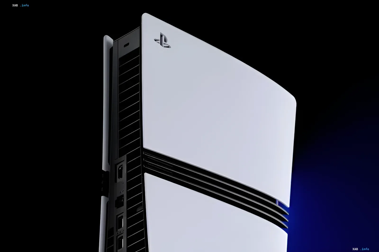 Верхня частина ігрової консолі PlayStation 5 білого кольору на темному тлі