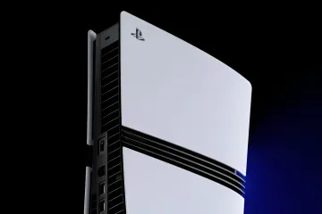 Верхня частина ігрової консолі PlayStation 5 білого кольору на темному тлі