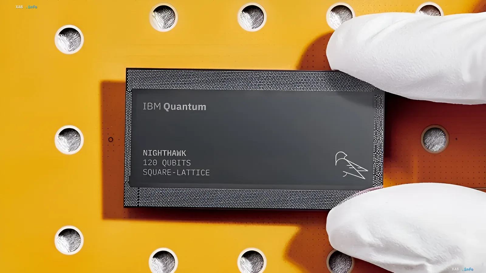 Квантовий процесор IBM Quantum Nighthawk зі 120 кубітами в руках інженера на жовтій платі