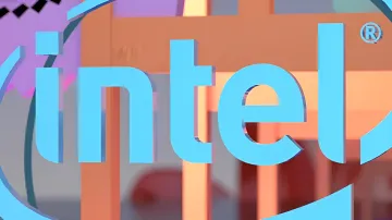 Яскравий крупний план логотипа Intel з синіми об'ємними літерами на тлі технологічного середовища