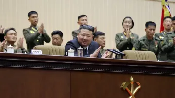 Ким Чен Ын и военные руководители на заседании КНА