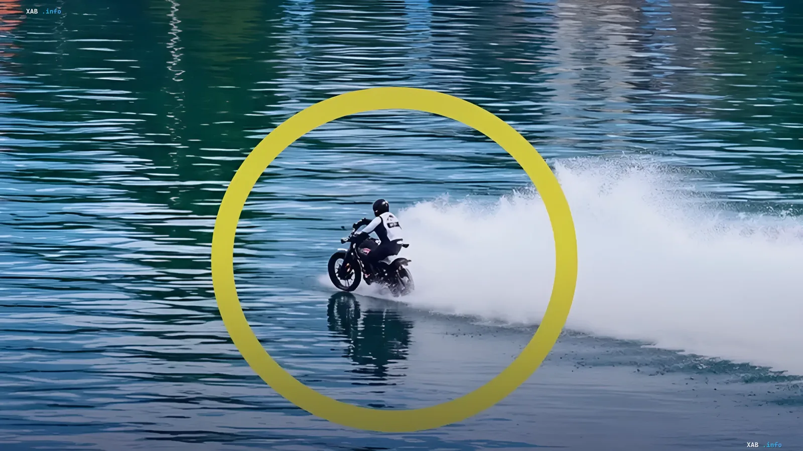 Мотоциклист на модифицированном мотоцикле MX450 едет по водной глади реки, оставляя пенный след