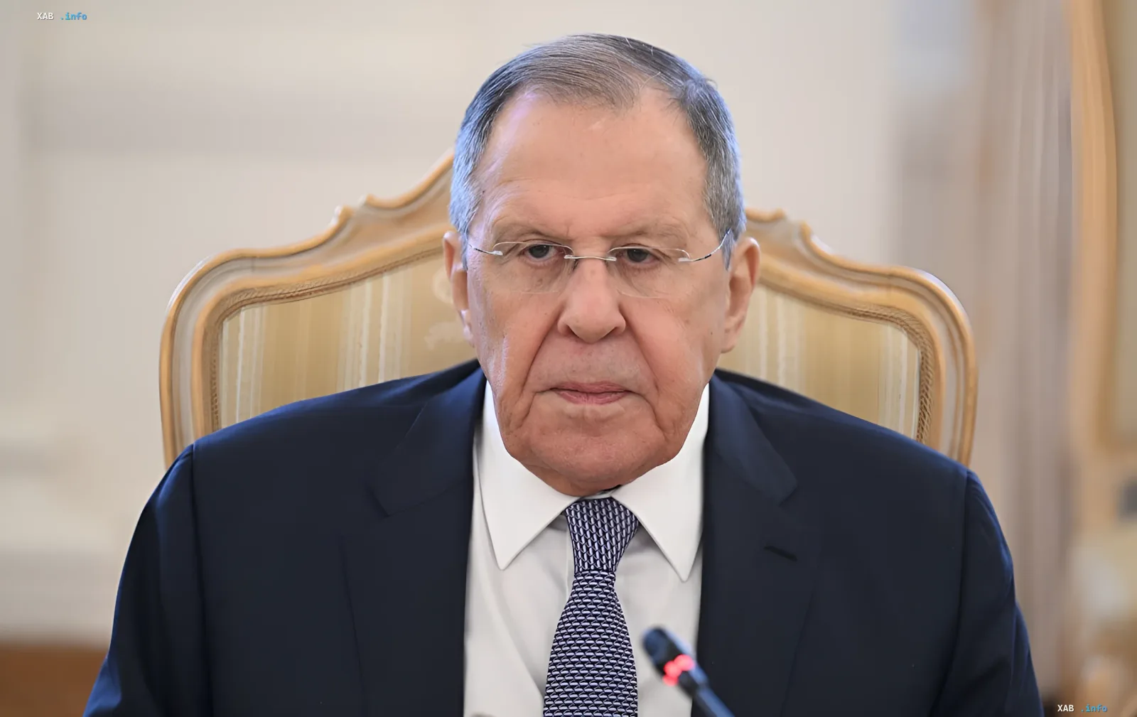 Der russische Aussenminister Sergei Lawrow im Business-Anzug sitzt während eines Treffens am Tisch.