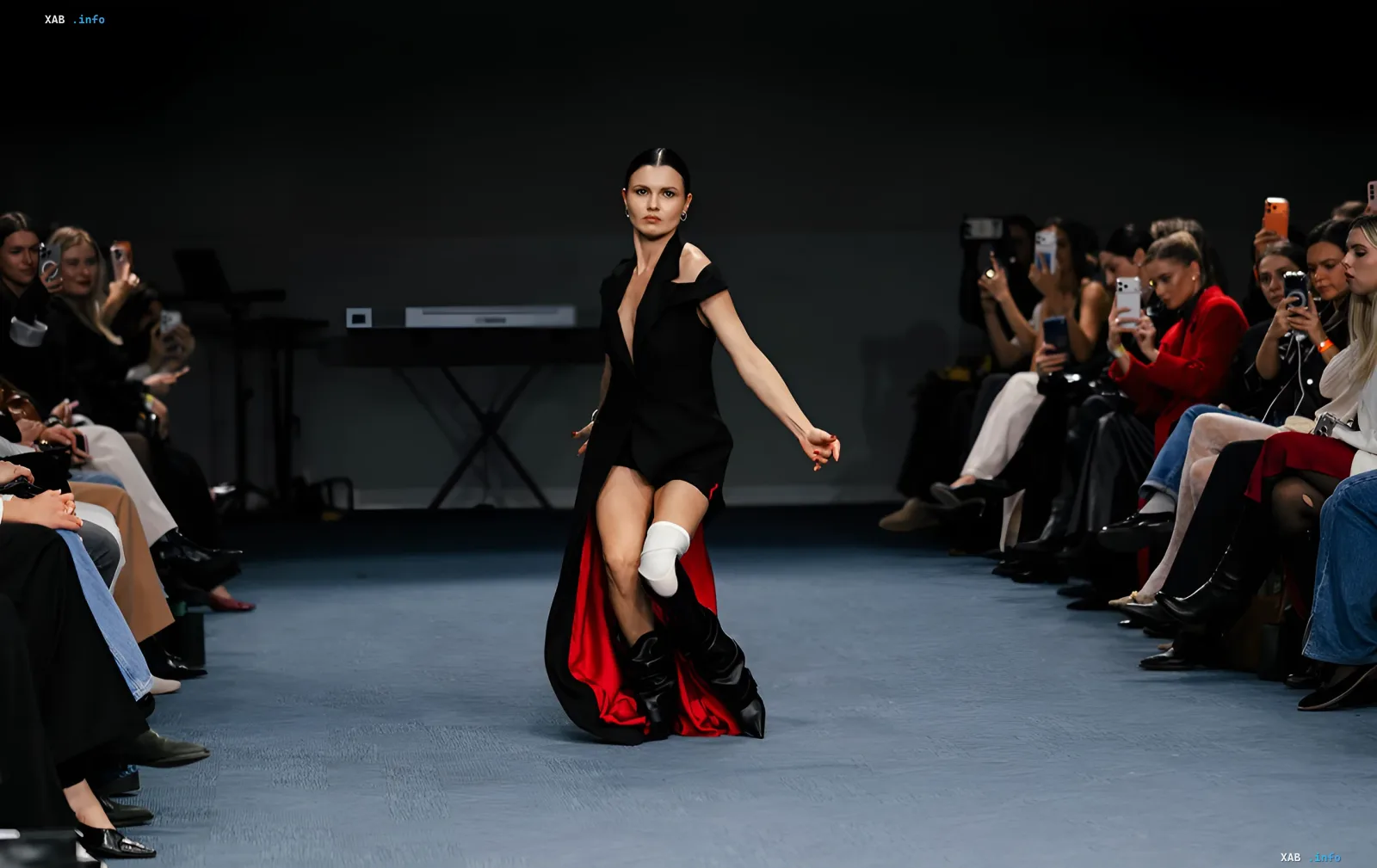Модель-ветеран с протезом на показе моды Lviv Fashion Week в черном наряде