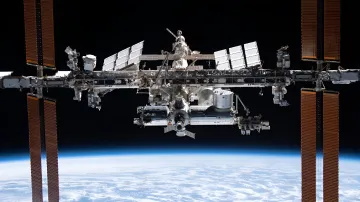 Международная космическая станция на фоне земного шара и черного космоса