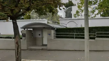 Ограждение и главный вход израильского посольства в Белграде с защитным козырьком