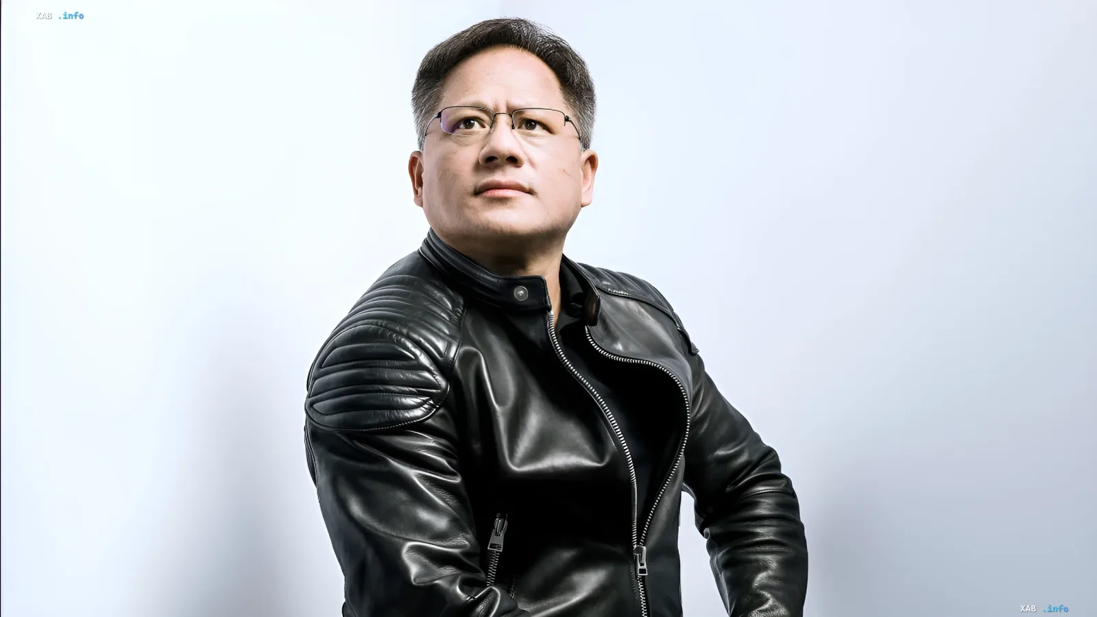 Nvidia-CEO Jensen Huang in seiner charakteristischen Lederjacke vor hellen Hintergrund