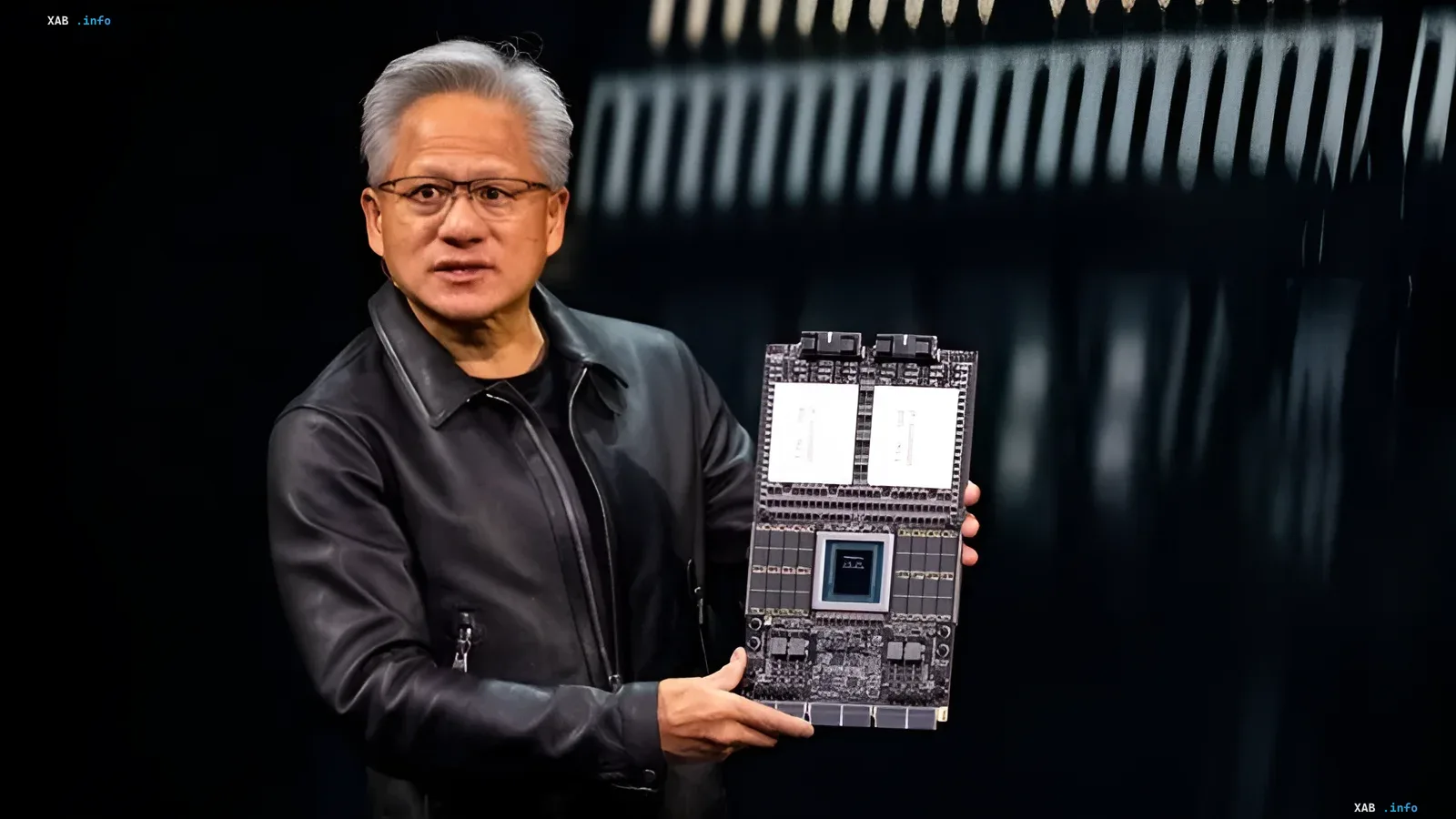 Голова Nvidia Дженсен Хуанг тримає в руках нову плату Vera Rubin під час презентації