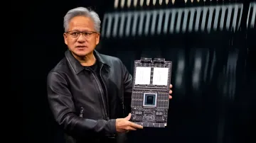Голова Nvidia Дженсен Хуанг тримає в руках нову плату Vera Rubin під час презентації