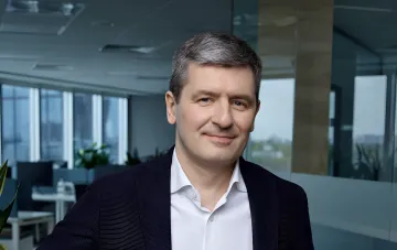 Генеральный директор Philip Morris в Украине Артем Коник выступает на конференции в современном офисе