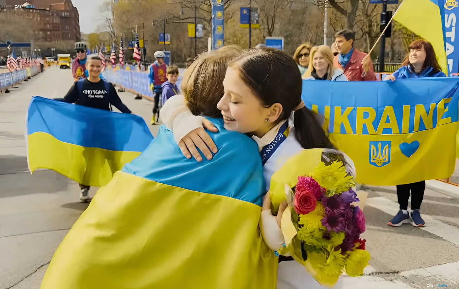 Дети и люди с украинскими флагами обнимаются на улице в знак поддержки и солидарности с Украиной