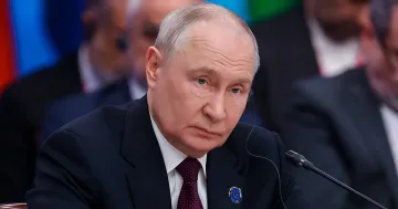 Владимир Путин выступает на саммите ФСЭГ в Москве в костюме