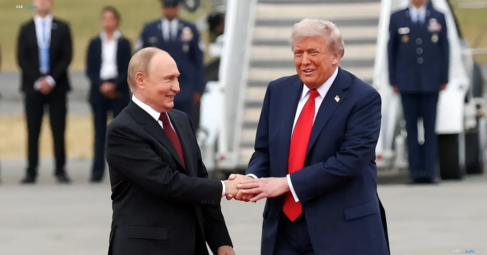 Владимир Путин и Дональд Трамп пожимают друг другу руки во время встречи