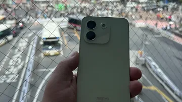 Eine Hand hält ein grünes Redmi Note 17 Pro Max Smartphone vor dem Hintergrund einer Stadtstraße