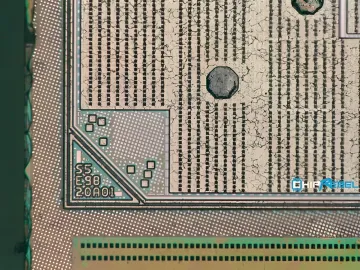 Мікрофотографія кремнієвого кристала напівпровідникового процесора Samsung з видимими транзисторними структурами та маркуванням