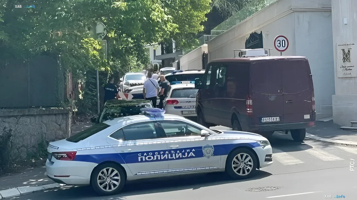 Полицейские автомобили и патрульные службы у израильского посольства в Белграде после нападения